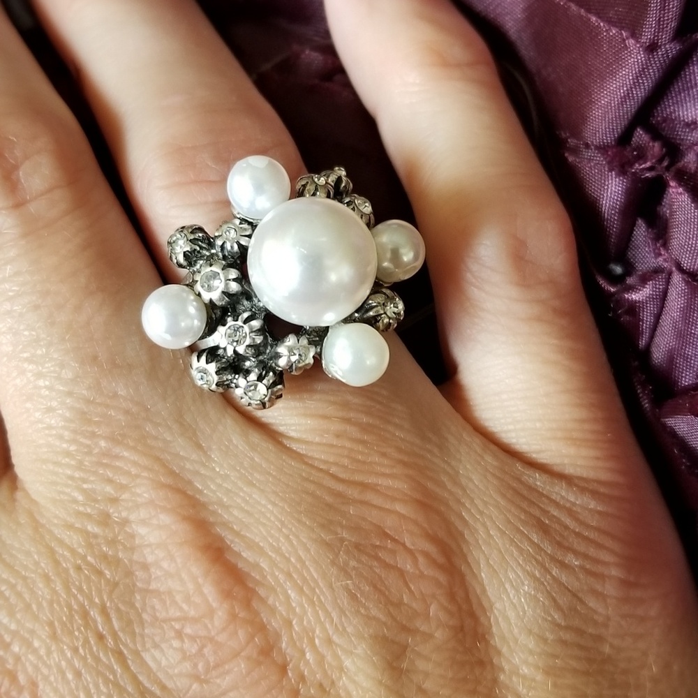 3/$25   Silver, pearl & crystal stretchy ring